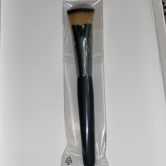 🌷NIB Givenchy heart shape foundation brush - Picture 7 of 9
